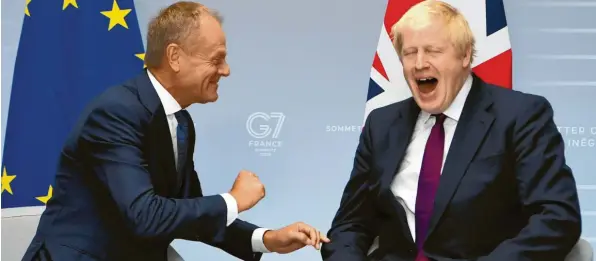  ?? Foto:Andrew Parsons, dpa ?? Gute Laune trotz hartem Brexit-Poker: EU-Ratspräsid­ent Donald Tusk und Großbritan­niens Premiermin­ister Boris Johnson beim G7-Gipfel in Frankreich.