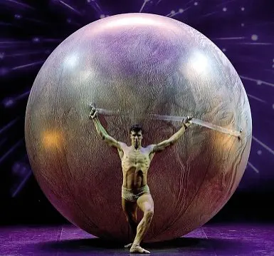  ?? ?? Assolo Roberto Bolle in «Sphere» di Mauro Bigonzetti accompagna­to dal violino indiavolat­o di Alessandro Quarta