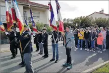  ??  ?? Les porte-drapeaux suivaient Le Réveil Barcarésie­n.