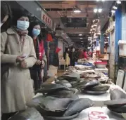  ??  ?? A wet market in Wuhan, China