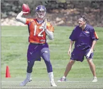  ?? DAVID ZALUBOWSKI/ASSOCIATED PRESS ?? Broncos quarterbac­ks coach Greg Knapp (right) watches former Memphis QB Paxton Lynch throw Tuesday at the start of organized team activities.