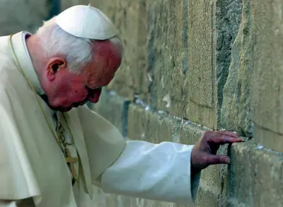  ??  ?? A Gerusalemm­e
Giovanni Paolo II al Muro del Pianto il 26 marzo 2000, durante il viaggio in Terra Santa
