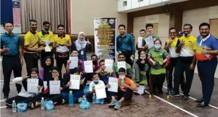  ??  ?? (kanan) bersama peserta Program Pengenalpa­stian Bakat Sukan OKU Peringkat Negeri Perak di Teluk Intan.