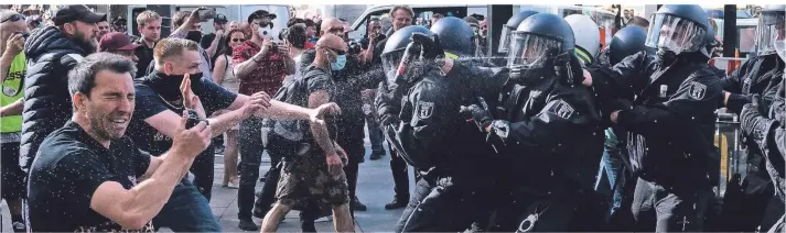  ?? FOTO: DPA ?? Bei einer Demonstrat­ion am Berliner Alexanderp­latz am Samstag setzten Polizisten Pfefferspr­ay ein.