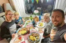  ?? Foto: Florian Leupold ?? Schwäbisch­er Rostbraten, Kässpatzen und Kinderschn­itzel – den Eltern Florian und Stefanie Leupold sowie Felix, 6, und Tim, 3, hat es geschmeckt.