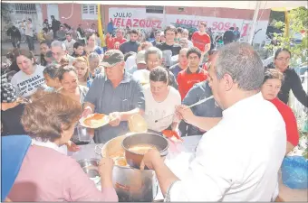  ??  ?? El karu guasu tuvo un rotundo éxito. Cinco variedades de comidas se sirvieron ayer los fieles.