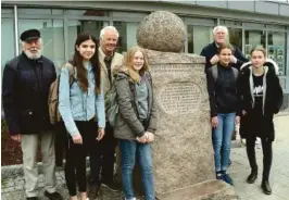  ??  ?? MÅ IKKE GLEMME: Budskapet er klart fra både den yngre og eldre garde. F.v. Steinar Simonsen, Iman Tobi, Hans Jakob Kløvstad, Helena Tomstad, Nicolai Svendsen, Alexandra Jaylin Aasen og Frida Folkmann.