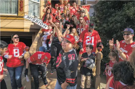  ?? Carlos Avila Gonzalez / The Chronicle ?? About 40 neighbors gather on the steps of John Gallardo’s home on Alabama Street in San Francisco’s Mission District to recreate a photo they took when the 49ers last played in the Super Bowl, in February 2013.