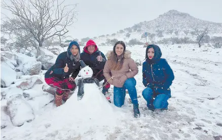  ?? ?? l La familia Ramírez, de Hermosillo, arribó a Nogales y realizó un curioso muñeco de nieve para divertirse al pie del cerro “La Pirinola”.