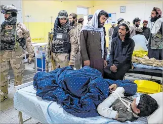  ?? EFE ?? Emergencia. Uno de los heridos del terremoto de 5,9 grados en Afganistán es asistido en una casa de salud.