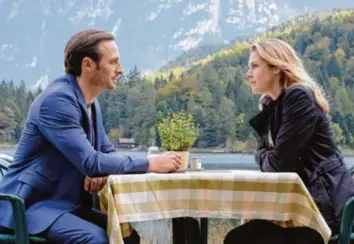  ?? Foto: ZDF/Jacqueline Krause-Burberg ?? Trügerisch­e Idylle: Adrian (Gabriel Raab) versucht in „Liebe bis zum Mord“im ZDF die Familie seiner Jugendlieb­e Sonja (Felicitas Woll) zu zerstören.