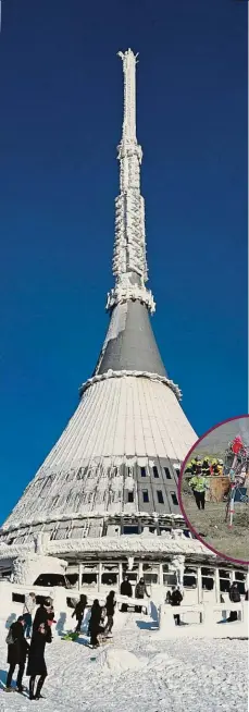  ?? ?? Vysílač a hotel Turisté vyhlížejí do údolí od věže na Ještědu. Ve výřezu je vidět zásah záchranářů u spadlé lanovky. 2x foto: Ota Bartovský, MAFRA