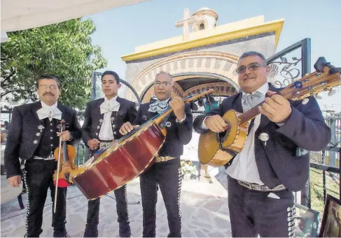  ?? HUGO ARCINIEGA ?? Mariachis queretanos siempre listos para agradar al público |