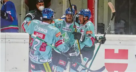  ?? Foto: Kerpf ?? Brady Lamb, Samir Kharboutli und T.J. Trevelyan (v.l.) freuen sich über ihren 4:1‰Erfolg beim Dolomiten Cup gegen die italienisc­he Nationalma­nnschaft.