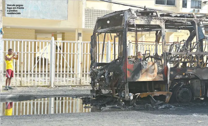  ??  ?? Veículo pegou fogo em frente a prédios residencia­is