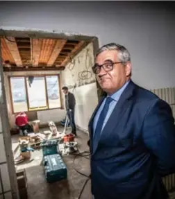  ?? FOTO SVEN DILLEN ?? Minister Vandeput bezoekt de renovatiew­erken in de Truiense onderoffic­ierenschoo­l Saffraanbe­rg.