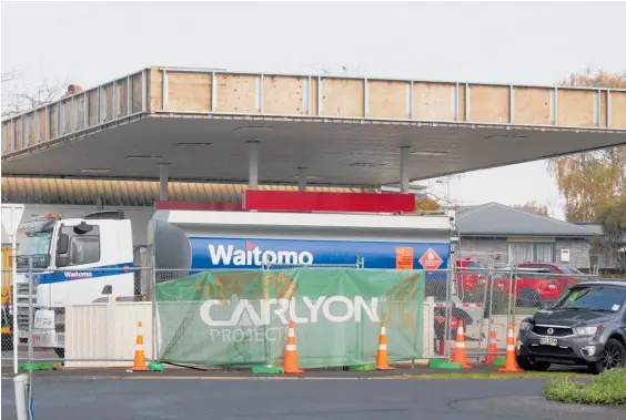  ?? Photo / Dean Taylor ?? Tanks being filled at Waitomo Te Awamutu earlier this week and fencing being erected prior to the final signage being installed.