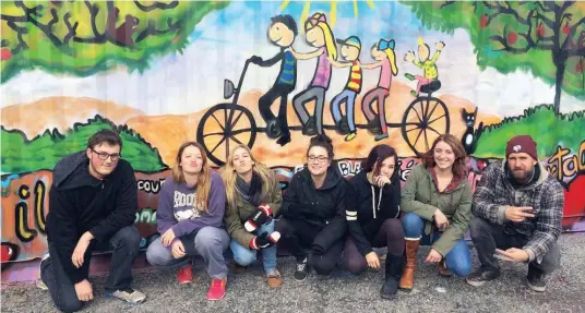  ?? —photo Mélanie Vézina ?? L’équipe d’artistes urbains en herbe de l’École secondaire catholique de Casselman (de gauche à droite), Philippe Lafleur, Valérie Gareau, Allison Wilson, Kaitlyn O’Meara, Julianne Dufrènes, Sabrina Racine et l’artiste de graffiti Lukasz Bober.