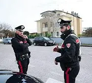  ?? ?? La palazzina
I carabinier­i davanti alla casa dell’uomo che ha buttato la figliolett­a giù dal balcone