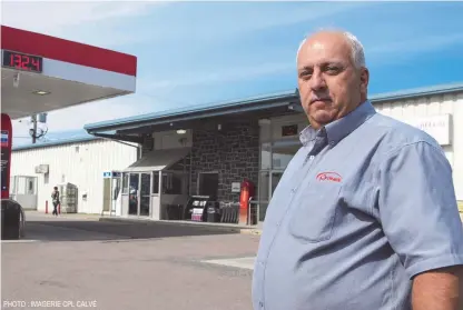  ?? PHOTO : IMAGERIE CPL CALVÉ ?? Le gérant du Canex de Bagotville, Patrick Brassard, a bien l’intention de fêter au moins 40 années de service avant de prendre sa retraite.