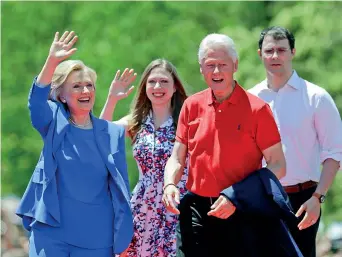  ??  ?? Famiglia Hillary Diane Rodham Clinton, 67 anni, con il marito ed ex presidente Bill, 68, sposato in Arkansas nel 1975, e dietro la loro figlia Chelsea, 35 anni, e il marito di quest’ultima, il banchiere di 37 anni Marc Mezvinsky. Tutti i parenti della...