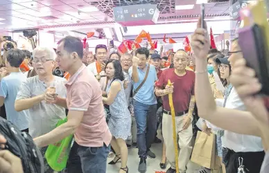  ??  ?? Grupos funcionale­s a la dictadura comunista china arremetier­on contra una protesta prodemocrá­tica en Hong kong.