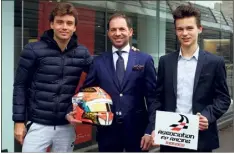  ?? (Photos Jean-François Ottonello) ?? Fabrice Pantani, président-fondateur de FP Racing, entouré de Francesco Castellacc­i, pilote italien champion d’Europe FIA GT (à gauche) et de Pierre-Louis Chovet, champion de France juniors de karting.