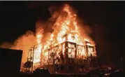  ?? MARK VANCLEAVE / STAR TRIBUNE VIA AP ?? A multistory affordable housing complex under constructi­on near the Minneapoli­s Police 3rd Precinct burns Wednesday.