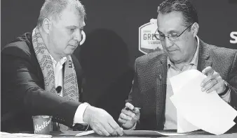 ?? LARRY WONG ?? CFL commission­er Randy Ambrosie, left, and Oscar Perez, CEO, Liga de Futbol Americano Profesiona­l, sign a partnershi­p Friday in Edmonton that includes Mexican players getting a chance to play in Canada.