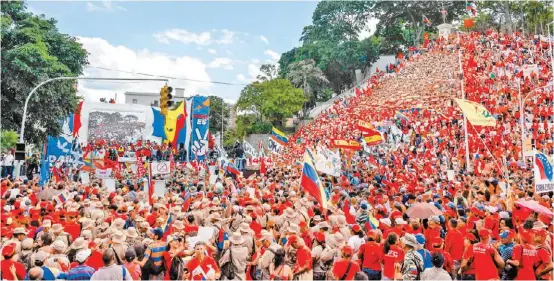  ?? AFP ?? Bajo los gritos de “No more Trump, No más Trump”, los manifestan­tes mostraron su apoyo al gobierno.