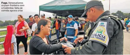  ?? SCHNEYDER MENDOZA/EFE ?? Fuga. Venezuelan­os cruzam fronteira com a Colômbia: falta de comida agrava crise
