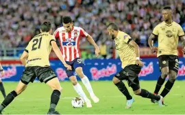  ?? FOTO ?? Los jugadores de Rionegro se multiplica­ron en la cancha del Metropolit­ano, pero no les alcanzó para ir a la final.