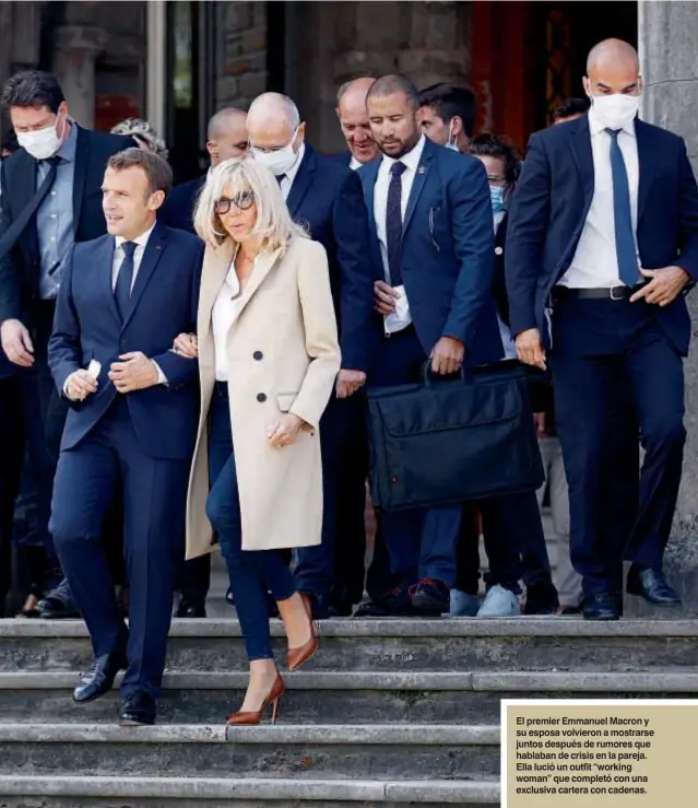  ??  ?? El premier Emmanuel Macron y su esposa volvieron a mostrarse juntos después de rumores que hablaban de crisis en la pareja. Ella lució un outfit “working woman” que completó con una exclusiva cartera con cadenas.