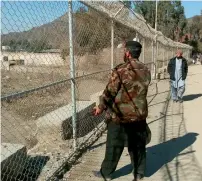  ?? AFP file ?? A border security soldier standing guard at the border between Pakistan and Afghanista­n at the Torkham Border Post in Pakistan’s Khyber Agency. —