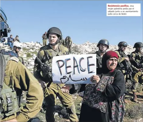  ?? MUSSA QAWASMA / REUTERS ?? Resistenci­a pacífica. Una mujer palestina pedía paz el sábado junto a un asentamien­to judío cerca de Belén