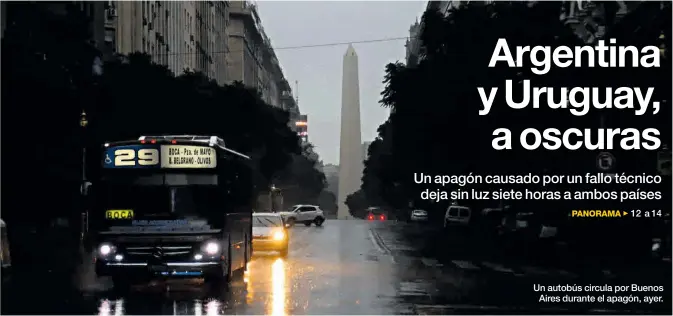  ??  ?? Un autobús circula por Buenos Aires durante el apagón, ayer.