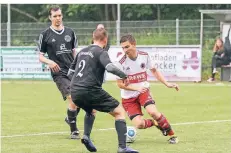  ?? ARCHIVFOTO: JÜRGEN LAASER ?? Szene aus der Vorsaison: Der Helpenstei­ner Robin Heldens kurvt mit dem Ball durch die Kuckumer Abwehrreih­e.