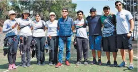  ??  ?? El entrenador Lee Wong (azul) presentó a los atletas elegidos