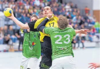  ?? FOTO: THOMAS WARNACK ?? Der TSV Bad Saulgau (Mite: Johannes Dück) ist in Bedrängnis. Bei einer Niederlage läuft die Mannschaft von Trainer Thomas Potzinger Gefahr, dass ihr das Verbandsli­ga-trikot ausgezogen wird. Also muss gegen Winzingen/wißgolding­en/ Donzdorf ein Sieg her.