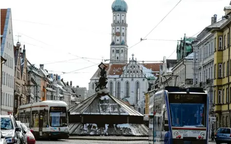  ?? Foto: Anne Wall (Archivbild) ?? Die Zahl der Autos in der Maximilian­straße soll verringert werden. Stattdesse­n sollte dort die Straßenbah­n fahren, schlägt ein Leser vor. Als der Königsplat­z umgebaut wurde, war das Alltag, wie unser Foto zeigt.