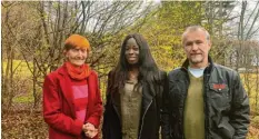  ?? Foto: Wings for Africa ?? Ruth Paulig, Clémence Labrentz und Dr. Carlos Weber engagieren sich für junge Leu‰ te in Kamerun.