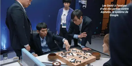  ??  ?? Lee Sedol à l’analyse d’une des parties contre AlphaGo, le système de Google.