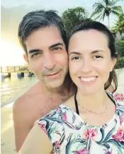  ?? ?? Pecci con su esposa en la playa de Colombia.