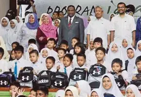  ??  ?? Tabung Haji chairman Datuk Seri Abdul Azeez Abdul Rahim (centre) and group managing director and chief executive officer Datuk Johan Abdullah (second from left) at the Iqra’ back-to-school contributi­on programme in Kuala Lumpur yesterday. Pic by Halim...