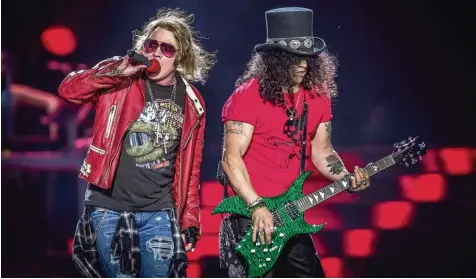  ?? Foto: Imago ?? Nein, das ist keine Aufnahme vom Dienstagab­end aus dem Münchner Olympiasta­dion mit den wiedervere­inten Axl und Slash – sondern von einem Konzert zuvor auf dieser Welttourne­e. Denn wieder einmal waren die Auflagen so rigide, dass weder die Deutsche...