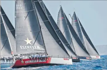  ??  ?? A UNA ‘MILLA’. El ‘Estrella Damm’ venció ayer las dos mangas que se disputaron en la Bahía de Palma.