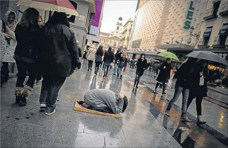  ?? PEDRO ARMESTRE / AFP ?? Los comportami­entos vejatorios y de burla pública hacia las personas más vulnerable­s se identifica­n con la aporofobia. En la imagen, una mujer pide limosna en Madrid