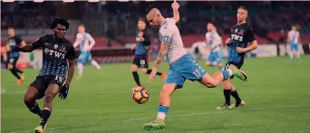  ?? ANSA ?? L’ultima sfida tra Napoli e Atalanta, squadre che interpreta­no (in modi diversi) la lezione di Sacchi