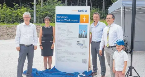  ?? FOTO: EDWIN HÜGLER ?? Das Bild zeigt (von links) Frank Hose, Vorstand der EnBW ODR, die Laucheimer Bürgermeis­terin Andrea Schnele, Michael Soukup von der EnBW und Aalens Ersten Bürgmeiste­r Wolfgang Steidle.