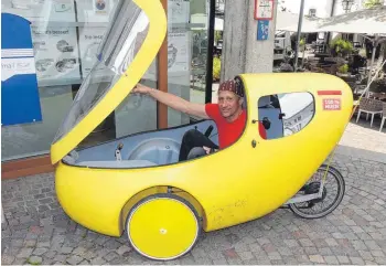  ?? FOTO: KARL-HEINZ SCHWEIGERT ?? Peter Krämer fühlt sich in seinem Velomobil pudelwohl.